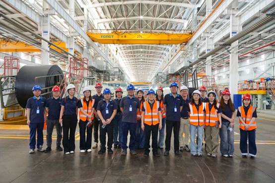 一群穿制服的人站在一起
AI 生成的内容可能不正确。