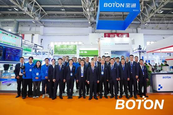 一群人站在台上

AI 生成的内容可能不正确。